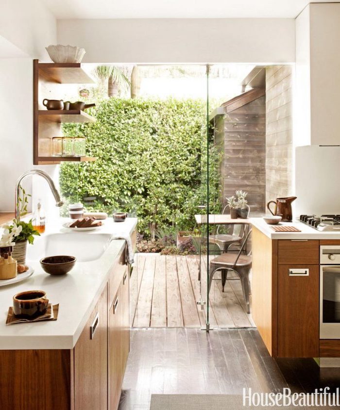 küche mit terrasse und garten, grüne wand im hintergrund, natürlicher touch zu hause, küchen für kleine räume