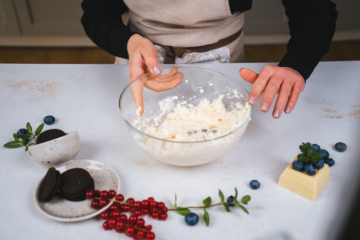 Frischkäse und Mascarpone mit dem Handmixer cremig rühren, Cheesecake Rezept mit Blaubeeren 