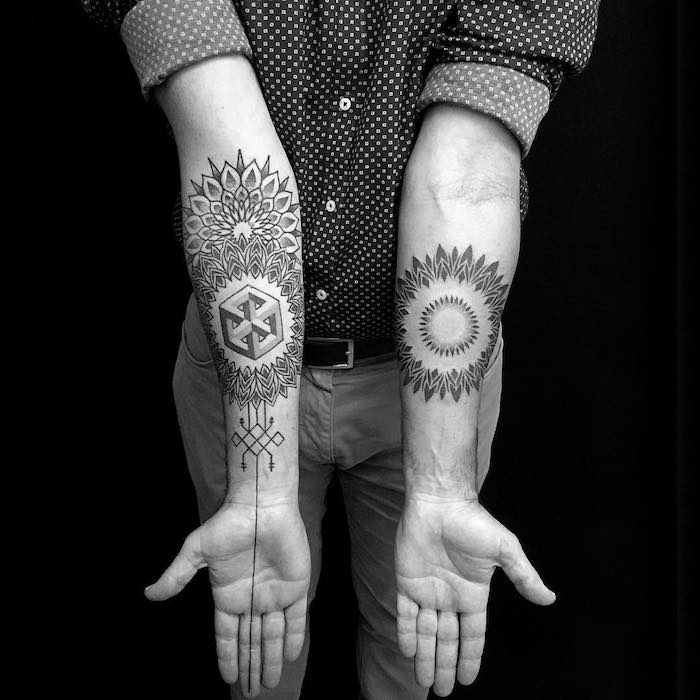 zwei hände mit großen arm tattoos mit blumen und schwarzen blättern und vielen geometrischen formen, arm tattoo motive für männer