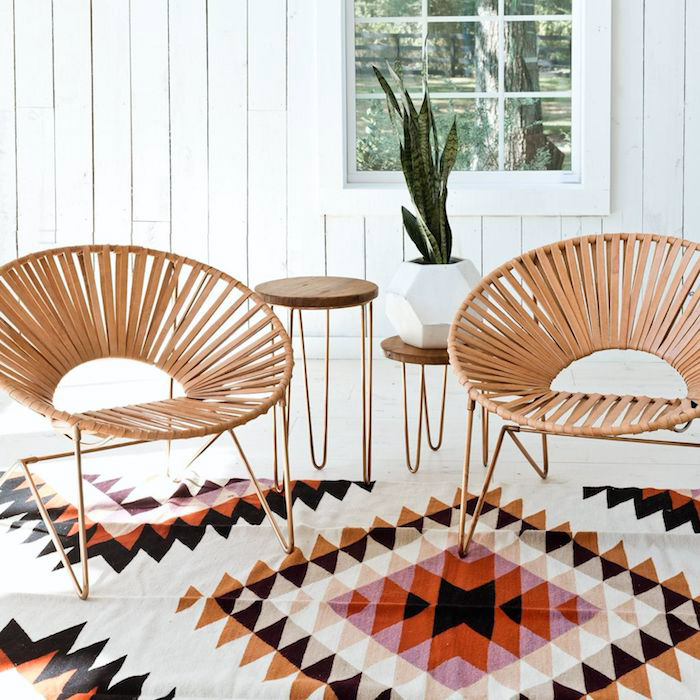 mexico möbel, zwei geflochtene runde stühle, bunter teppich mit geometrischen motiven, mexikanische einrichtung