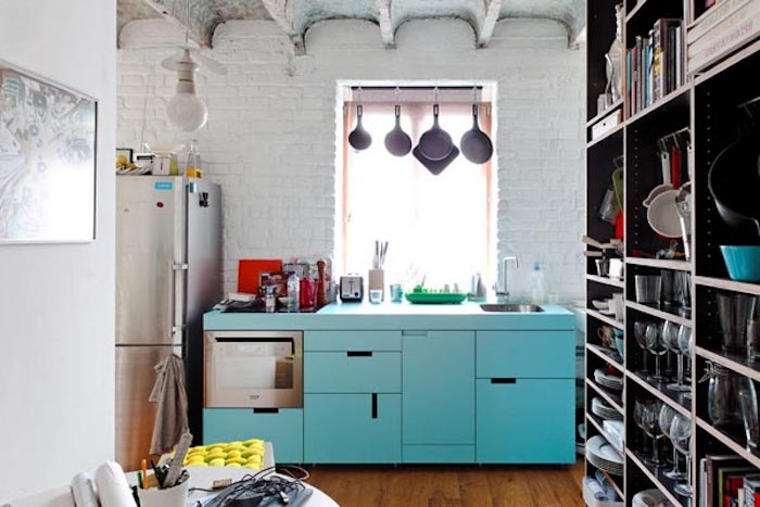 mini küchenzeile in blau, gesättigte farben für die möbel in der küche, pfannen hängen am fenster