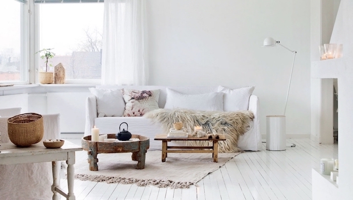 weißes wohnzimmer einrichten, inspirationsbilder, flauschige deko, holzmöbel, natürliches design 