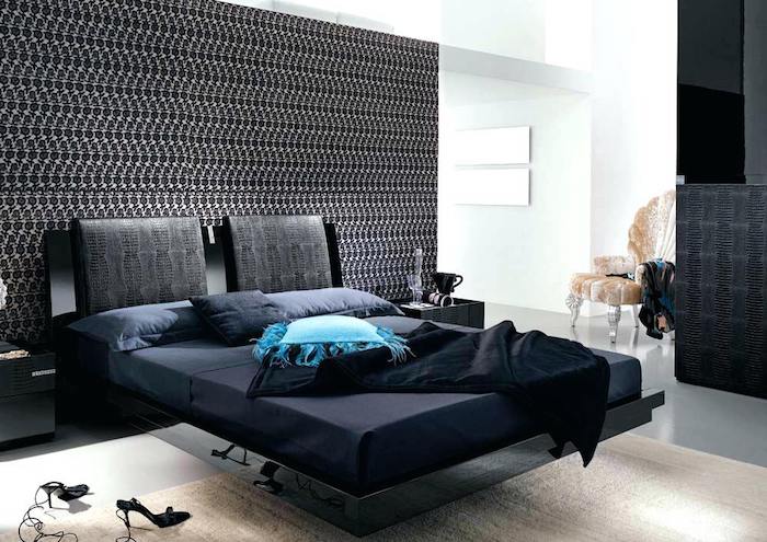 moderne schlafzimmer, wand in schwarz und weiß, hohe schuhe, dunkelblaue bettwäsche