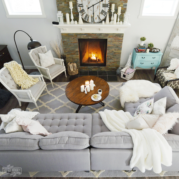großes graues sofa, wohnzimmer ideen im skandinavischen stil, kamin, wanduhr, zwei sessel