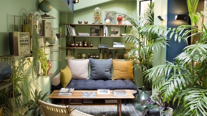 wohnzimmer dekorieren in grün, ideen zum nachmachen, ein sofa liegt im jungel, moderne zimmergestaltung