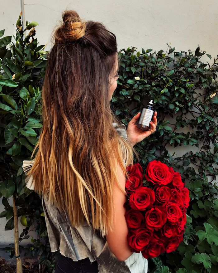 Lange halboffene Haare, Messy Dutt Frisur, Ombre Haare, großer roter Rosenstrauß
