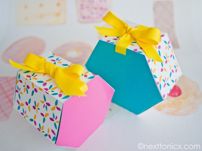 origami schachtel selber machen, geometrische geschenkboxen, gelbe schleife