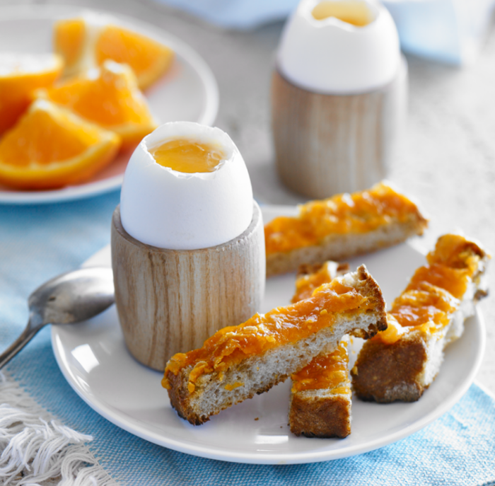 gekochte eier, streifen brot, picknick rezepte fingerfood, gesundes frühstück zum abnehmen
