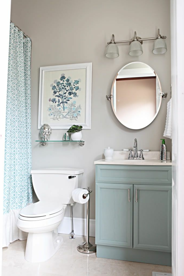 Badezimmer einrichten, blaue Vorhänge, modernes Badmöbel Set, ein blaues Bild, Marmor Boden
