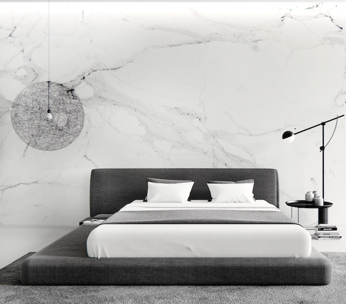 schlafzimmer gestalten, wand mit marmor muster, großes grauwe bett, runde pendelleuchte