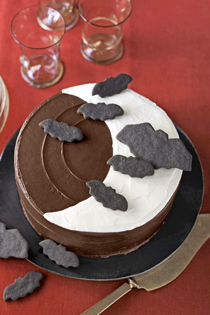 eine schöne Abbildung auf Torte, weißer Halbmond, schwarze Wolken und nächtliche Himmer aus Schokolade, leckere Kuchen