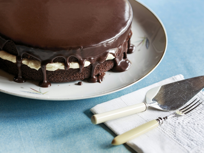 Schokoladenkuchen, Schokoladenglasur, weiße Creme, leckere Kuchen schnell zuzubereiten