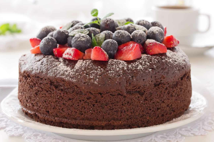 Schokoladenkuchen, Heidelbeeren und Erdbeeren, leckere Kuchen zum Kaffee
