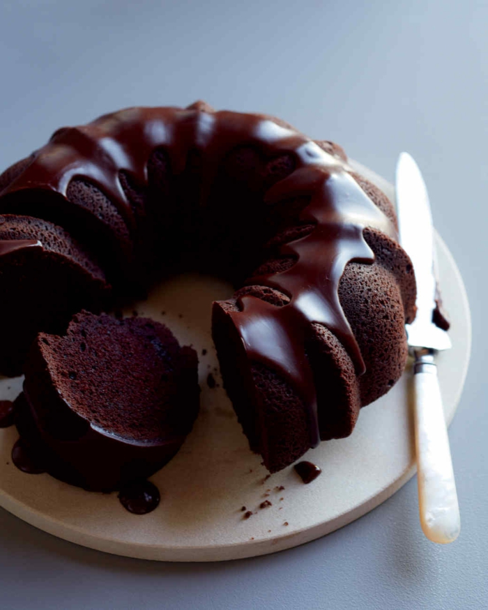 Blechkuchen mit Schokoladenglasur und Schokoladenboden, leckere Kuchen
