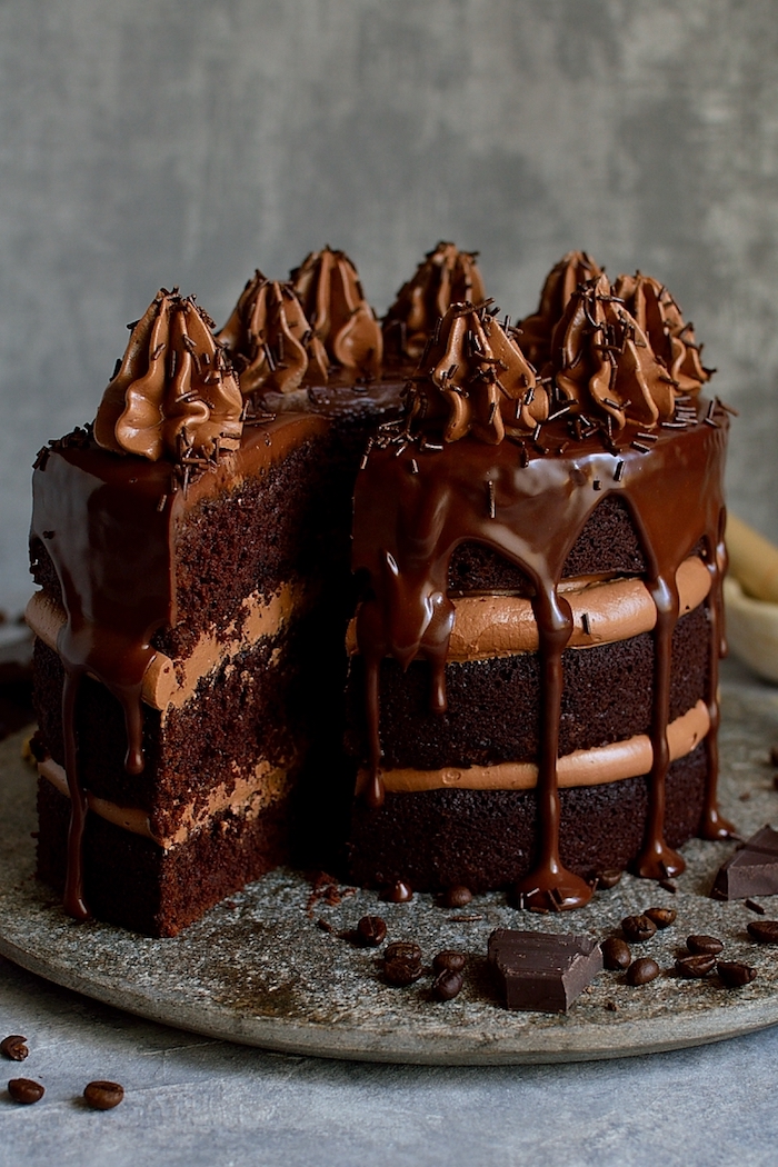 Dreistöckige Torte mit Schokoladencreme und Schokoladenglasur, Geburtstagstorte selber backen