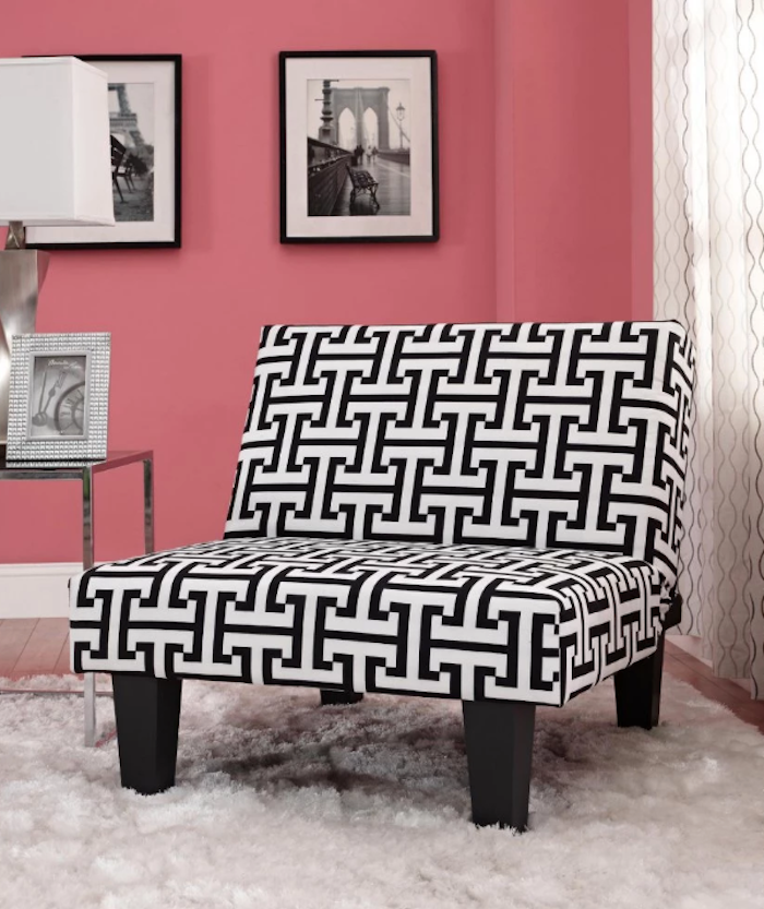 moderne tapeten wohnzimmer einrichtungsideen rosarote wand, schwarz weißes dessin von einem quadratischen sessel, wandbilder
