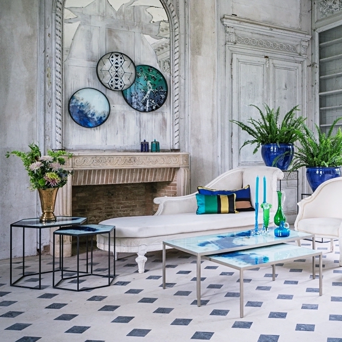 authentischer italienischer stil, zimmerdesign, wohnzimmergestaltung in weiß und blau, meeresflair italien