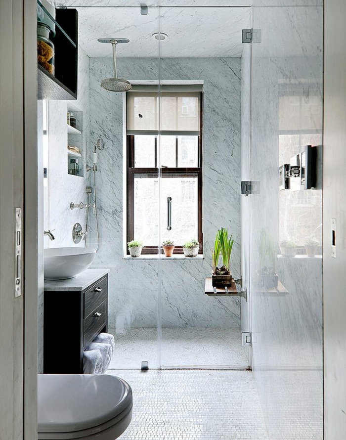 weiße Mosaikfliesen, kleine Pflanzen als Dekoration, Marmorwand, Badezimmer einrichten