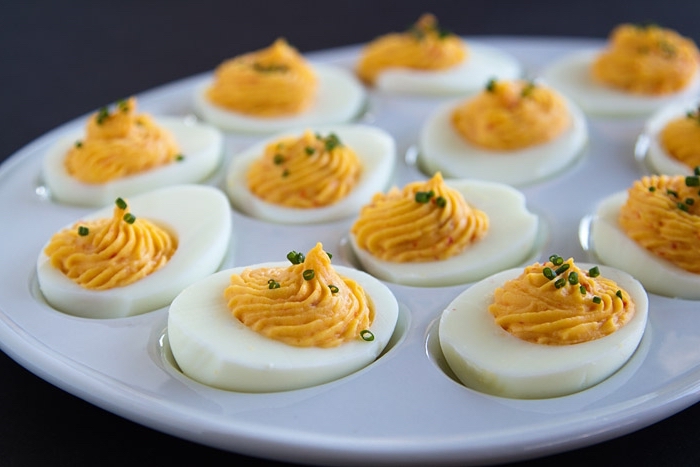 silvester buffet vorschläge, spezieller teller, gekochte eier mit gewürz, schnelles fingerfood