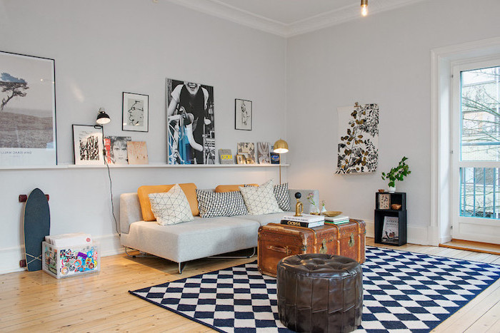 retro touch im wohnzimmer einrichten ideen zum inspirieren, teppich schwarz und weiß, bodenkissen, viele wandbilder
