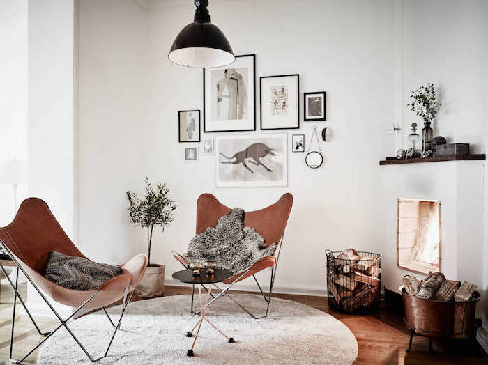 schöne sitzecke wohnzimmer, zwei ledersessel, wanddeko bilder weiß, schwarz, regal, flauschige deko
