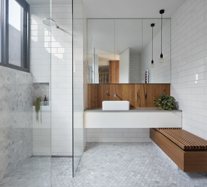 weißer Mosaikboden, Spiegelregale, eine Bank, Pendelleuchte, hohes Fenster, kleines Bad gestalten