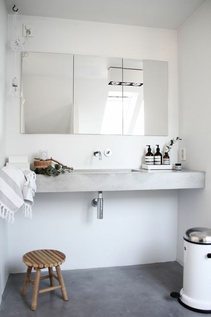 Spiegelschrank, ein Waschbecken, Betonboden, kleiner Stuhl und Mühleimer, Badezimmer einrichten