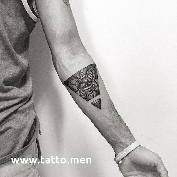 eine hand mit einem grauen armband und mit einem schwarzen arm tattoo mit einem schwarzen dreieck und einer schwarzen auge und geometrischen formen