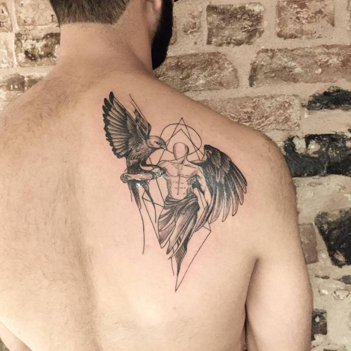 motive für männer, tattoo engel mit großem vogel, geometrische elemente