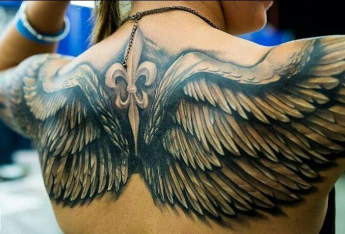 tattoo engelsflügel am rücken und an den schultern, symbol, feder