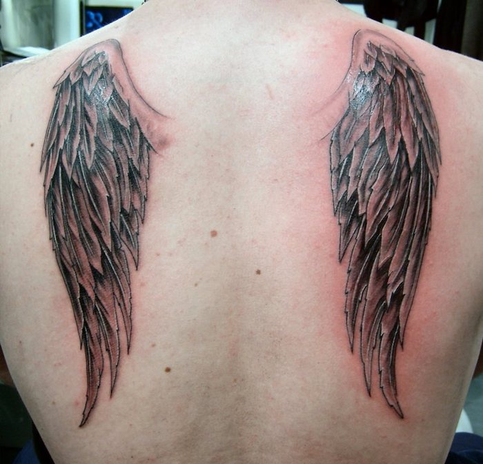 tattoo engelsflügel am rücken, neue tätowierung mit zwei flügeln, tattoos für frauen