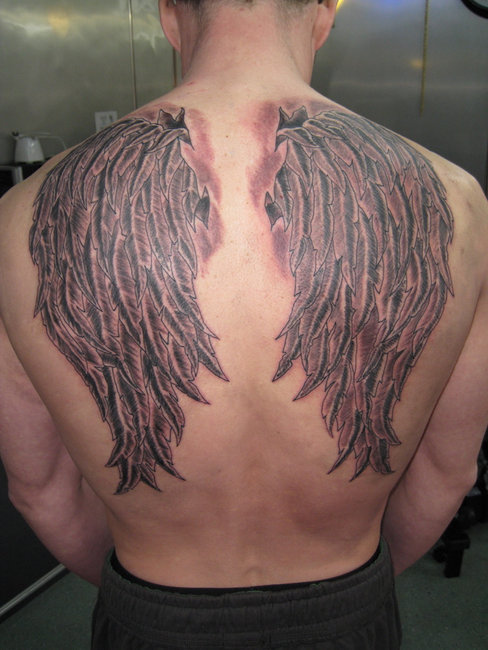 tattoo engelsflügel an dem ganzen rücken, realitisch, schwarz grau