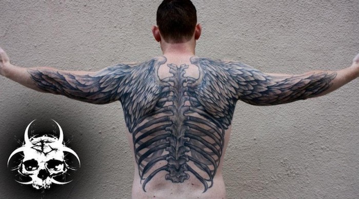 tattoo engelsflügel mit knöcheln, tätowoeirung an dem ganzen rücken, wirbelsäule