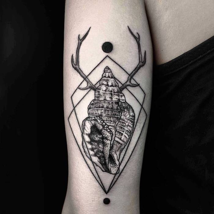 rapana venosa tattoo mit schwarzen sonnen und mit geometrischen formen, ein geometrisches tattoo mit einem hirsch mit zwei hörnern