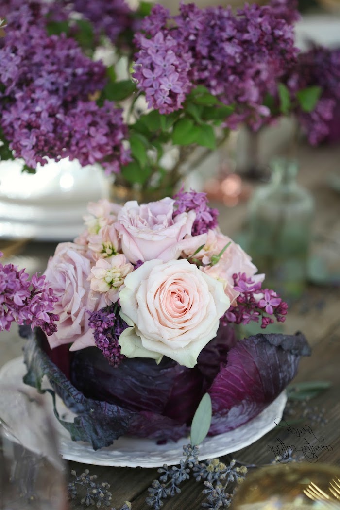 tischdeko für hochzeit, hochzeitstheme lila, kleines blumengesteck mit rosen 