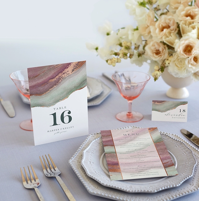 tischdeko für hochzeit, tischnummer und menu mit marmor muster, rosa gläser