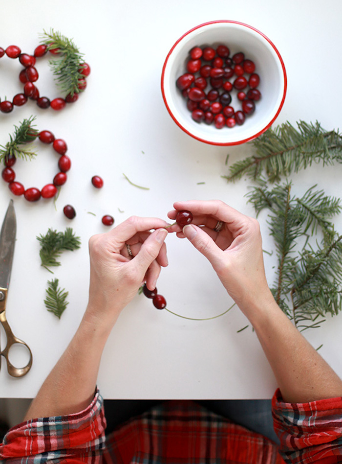 Kleinen Kranz mit Beeren und Tannenzweigen selber machen, Tischdeko für Weihnachtsparty