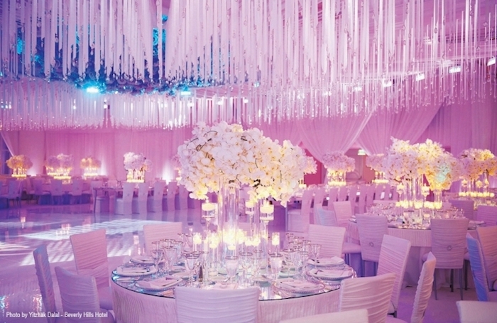 tischdeko hochzeit, hängende deko, runde tische, weiße stühle dekoriert mit stoff, beleuchtung