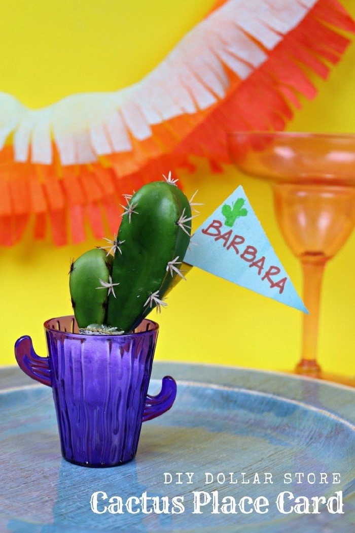 Kaktus in kleinem Blumentopf, Schildchen mit den Namen der Hochzeitsgäste