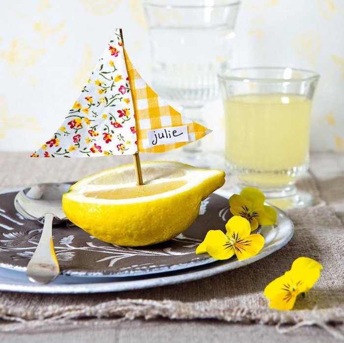 Kleines Boot aus Zitrone, Stäbchen und buntem Stoff, kreative Idee für DIY Tischkarte