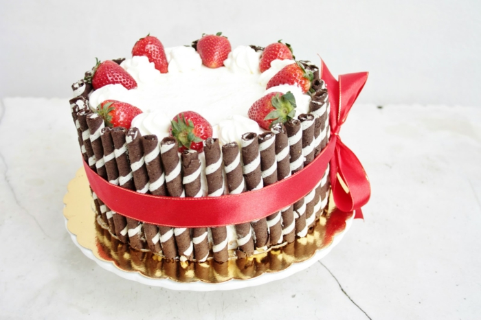 Süßigkeitentorte mit weißer Creme, Erdbeeren und Riegel, einfache Kuchenrezepte