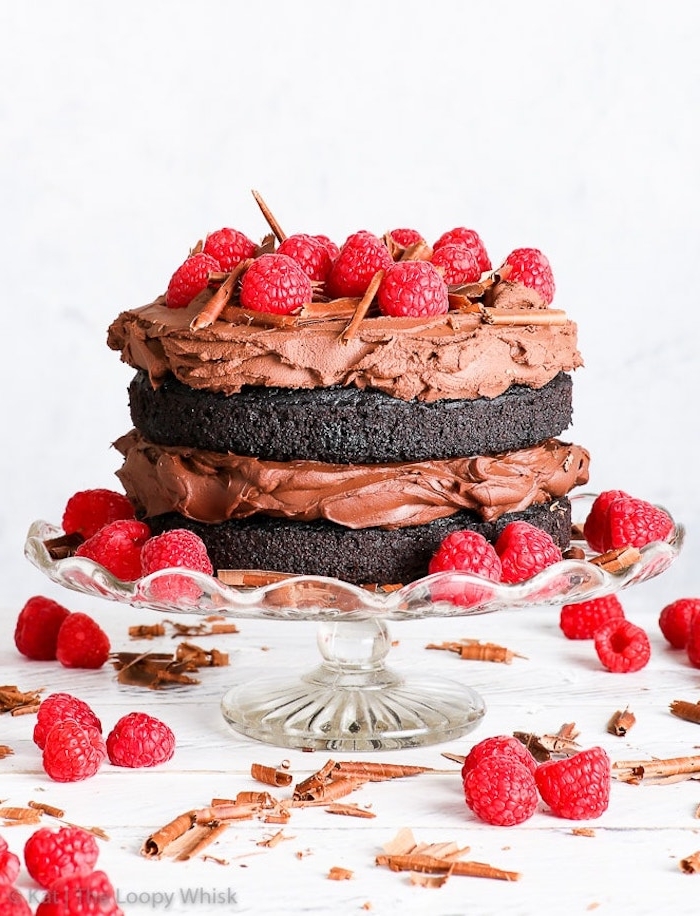 Leckere Torte mit Schokoladencreme und Himbeeren selber machen, leichte Geburtstagstorte