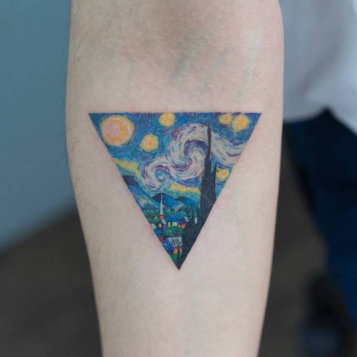 ein kleines tattoo mit einem dreieck und mit einem bild von vincent van gogh, hand mit einem geometrischen tattoo