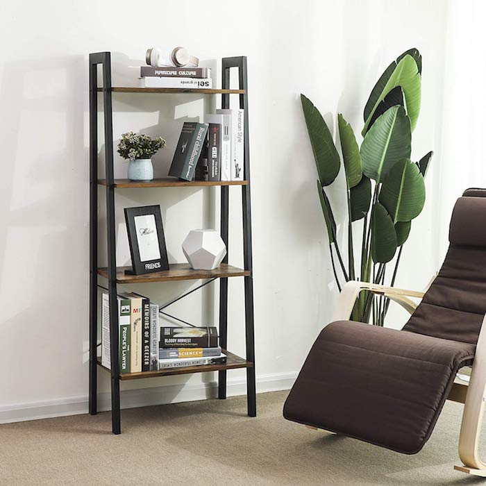 Stufenregal für ihr Wohnzimmer aus Holz und Metall, brauner Sessel, große grüne Pflanze
