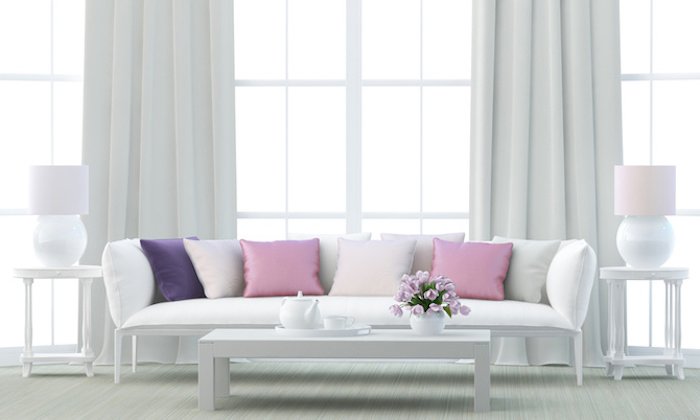möbel und wandfarben ideen wohnzimmer, lila und rosa dekokissen, weiße vorhänge