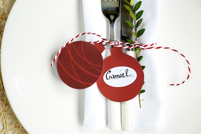 Tischdeko für Weihnachtsparty, rote Weihnachtskugel aus Papier an der Gabel befestigen