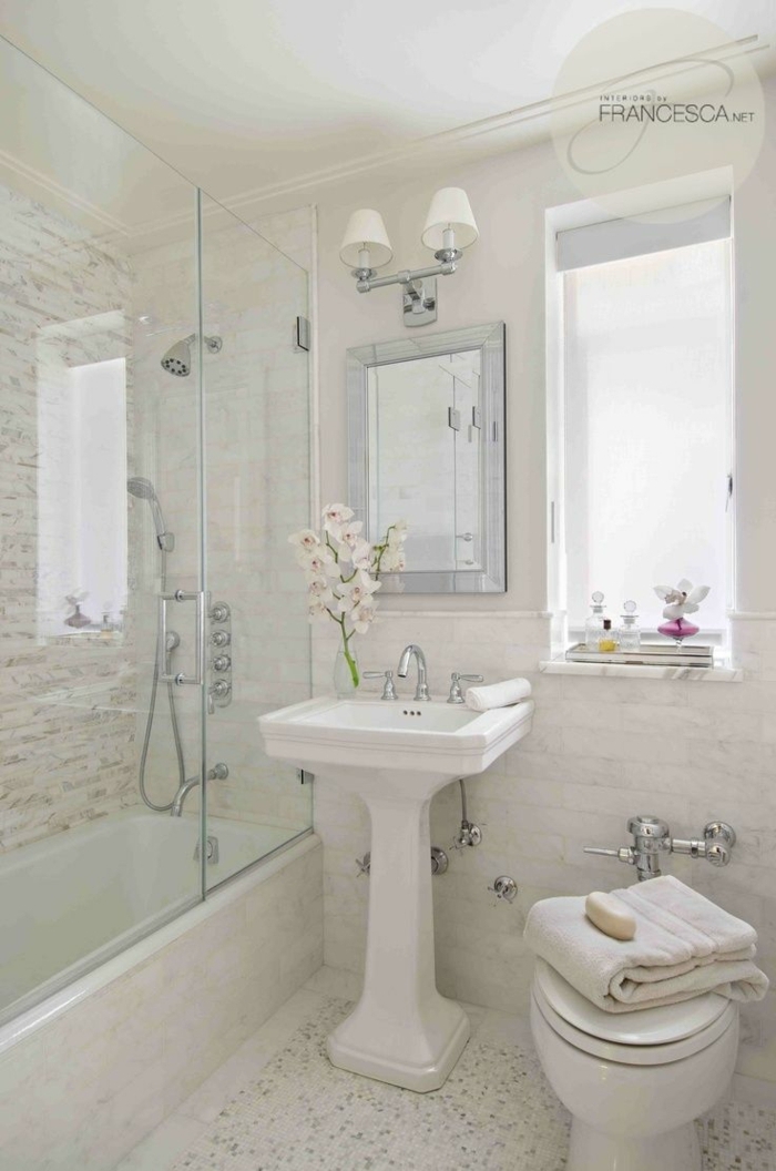 Badezimmer in beiger Farbe, ein weißer Waschbecken, Glaswand zu der Badewanne, Badezimmer einrichten