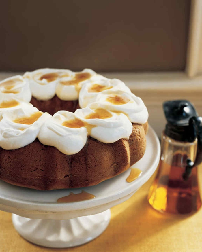 einfache Kuchenrezepte, runder Kuchen mit weißer Creme und Honig Glasur