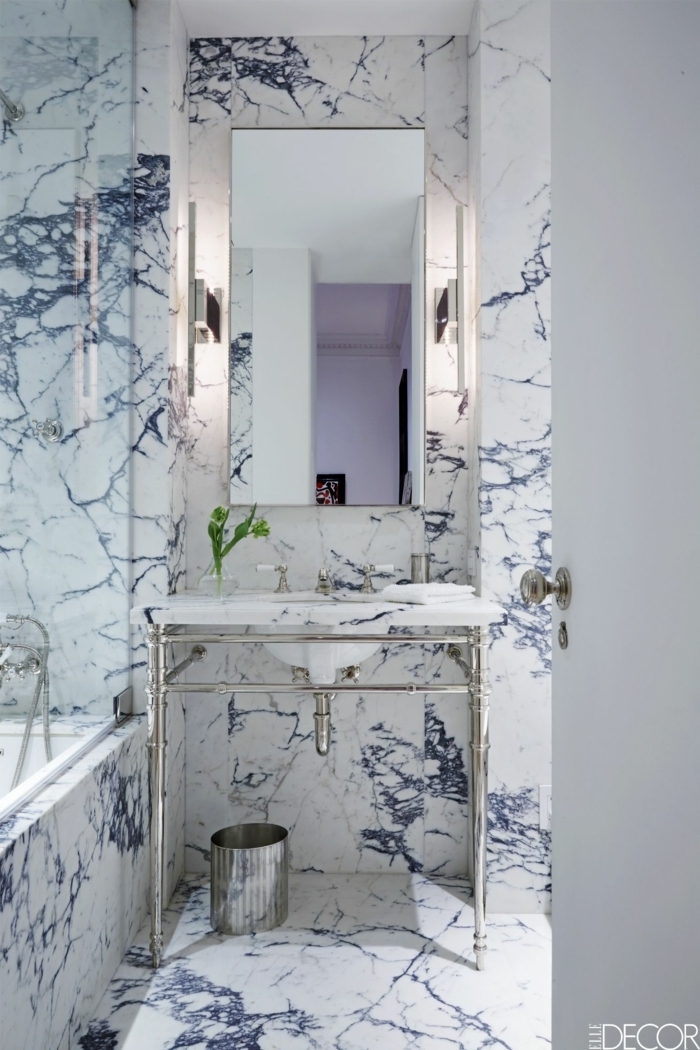 ein kleines Bad mit bunte Marmor Verkleidung, ein Spiegel ohne Rahmen, Badezimmer einrichten