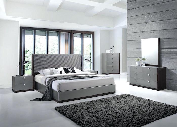 einrichtung in grau und weiß, wohnideen schlafzimmer, flauschiger teppich, schrank mit spiegel